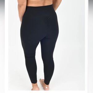 Zyia Black Brilliant Scrunchy What Hi-rise Leggings​